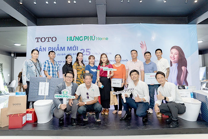 su-kien-tri-an-khach-hang-ngap-tran-qua-tang-tai-hung-phu-home