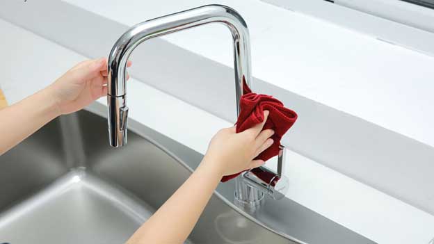 3 cách giữ vòi sen không bị ố vàng